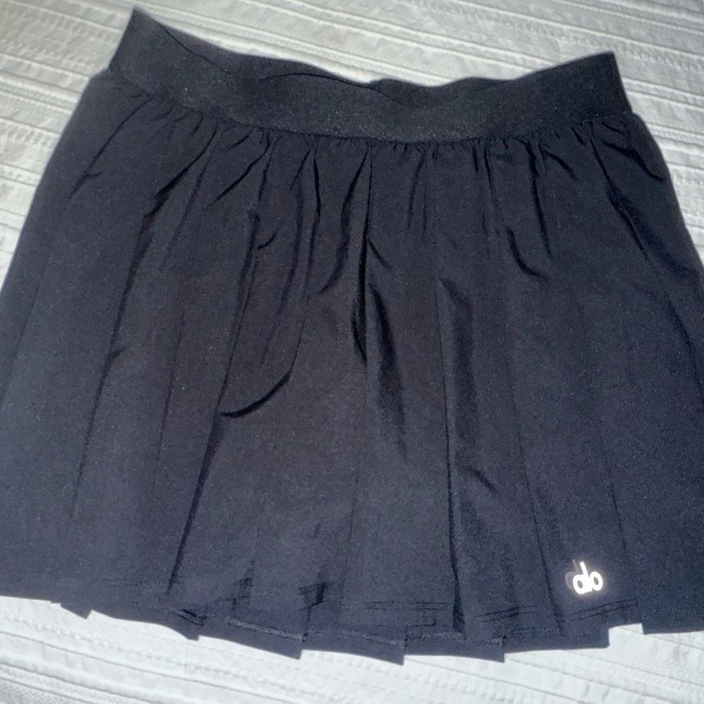 ALO pleated tennis black skirt

Worn once . Excellent condition